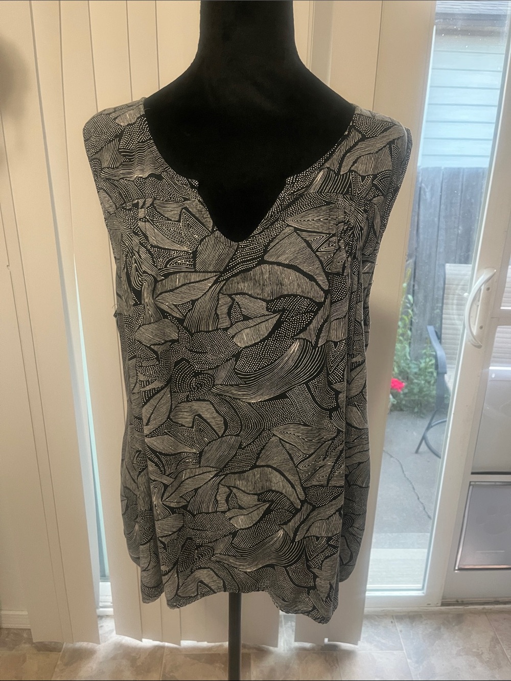 Indigo Black & White V-Neck Sleeveless Tank Top